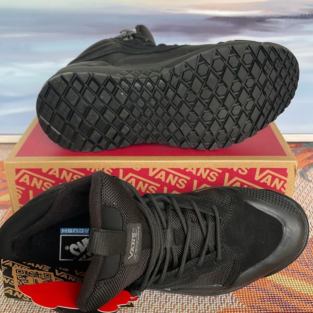 Vans WMNS Ultrarange Exo
Black/Black
VN0A4BVSBKA
Boots Sneakers - Picture 3 of 16